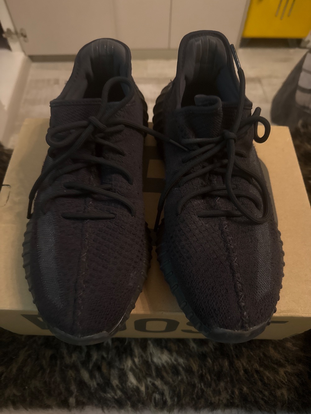 Yeezy 350 V2 Onyx (2023) — 44, Usado
