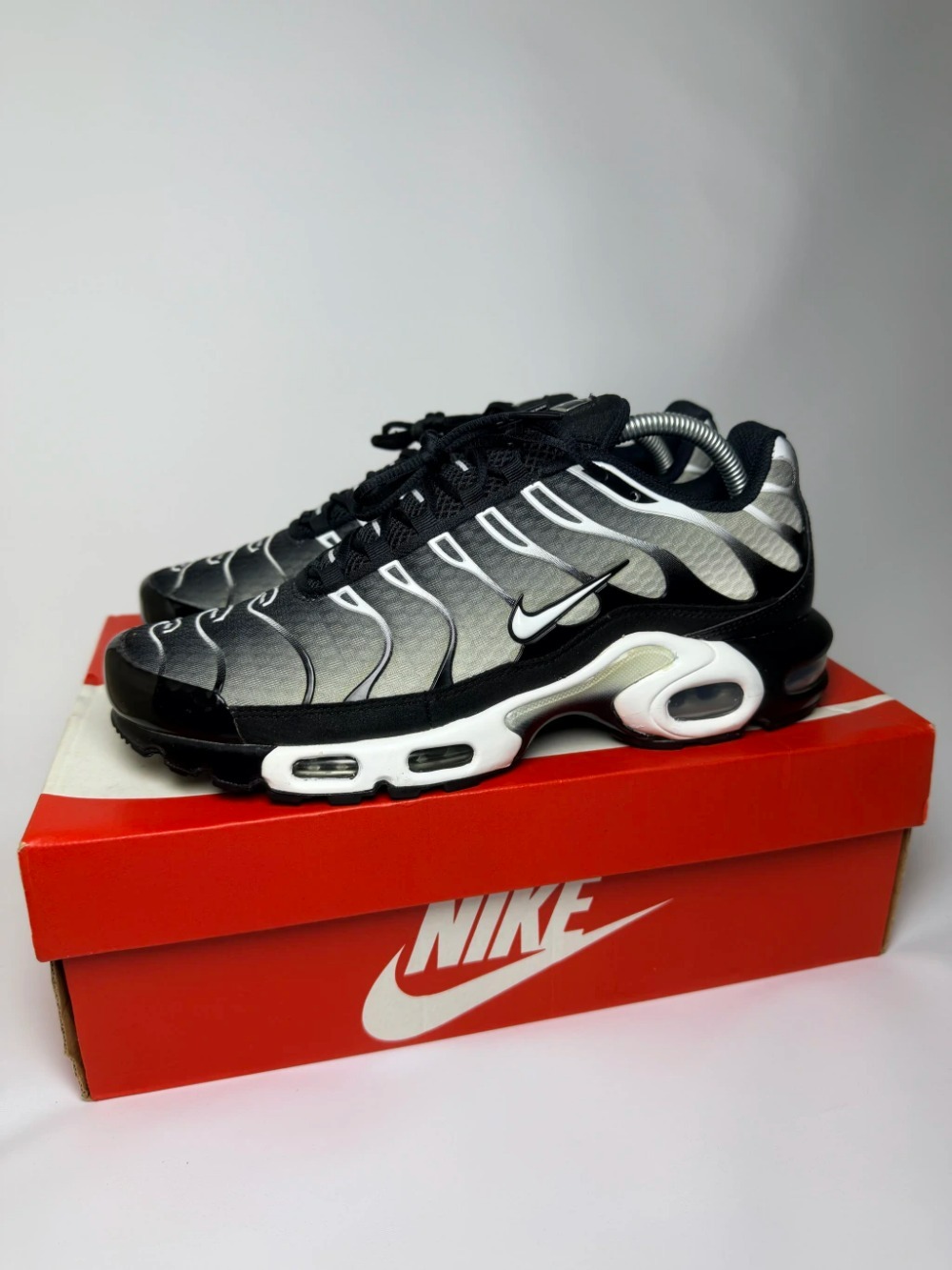 Nike Air Max Plus Black Metallic Silver — 41, Usado