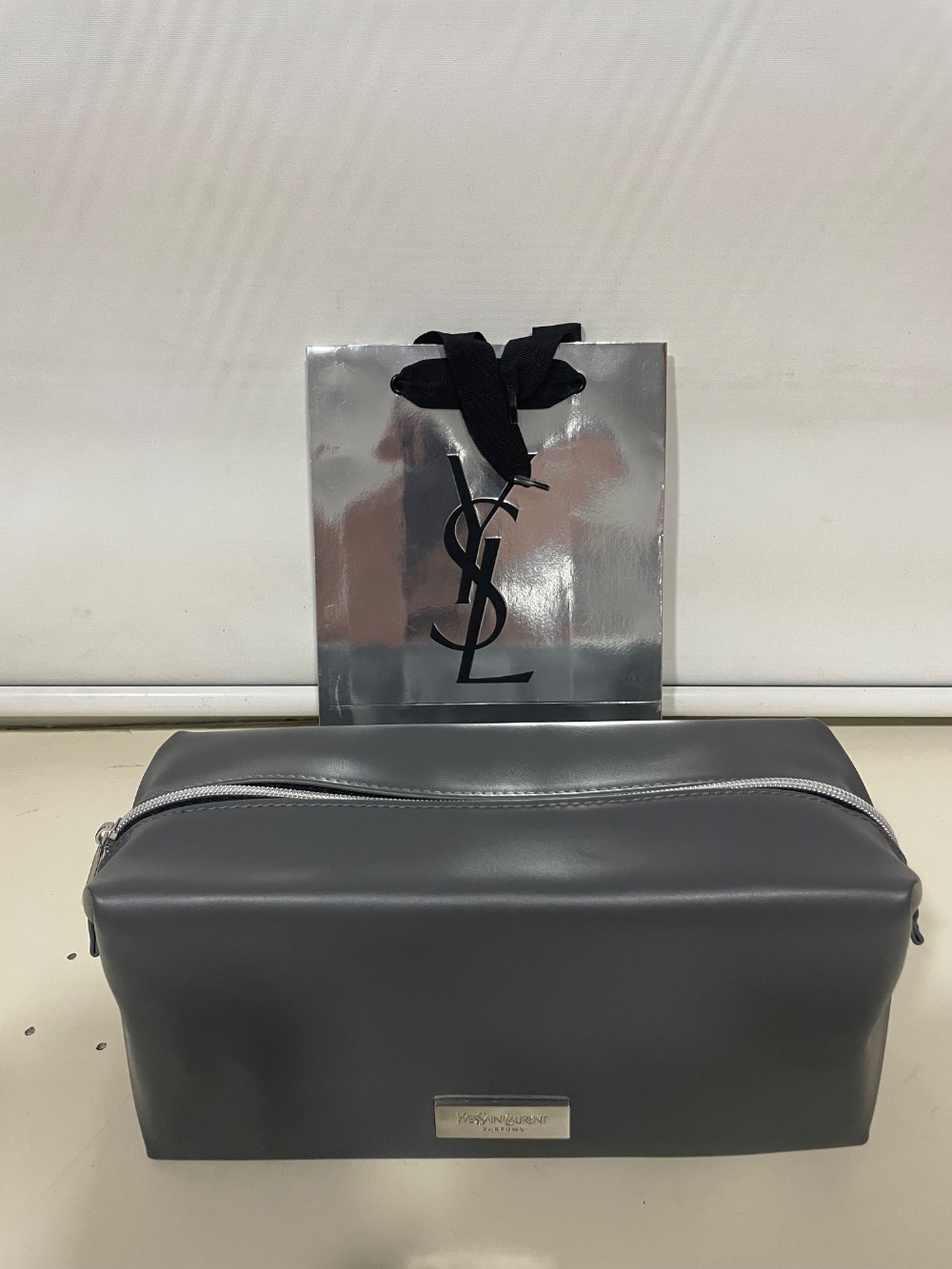 Necessaire Yves Saint Laurent emborrachada cinza Nova