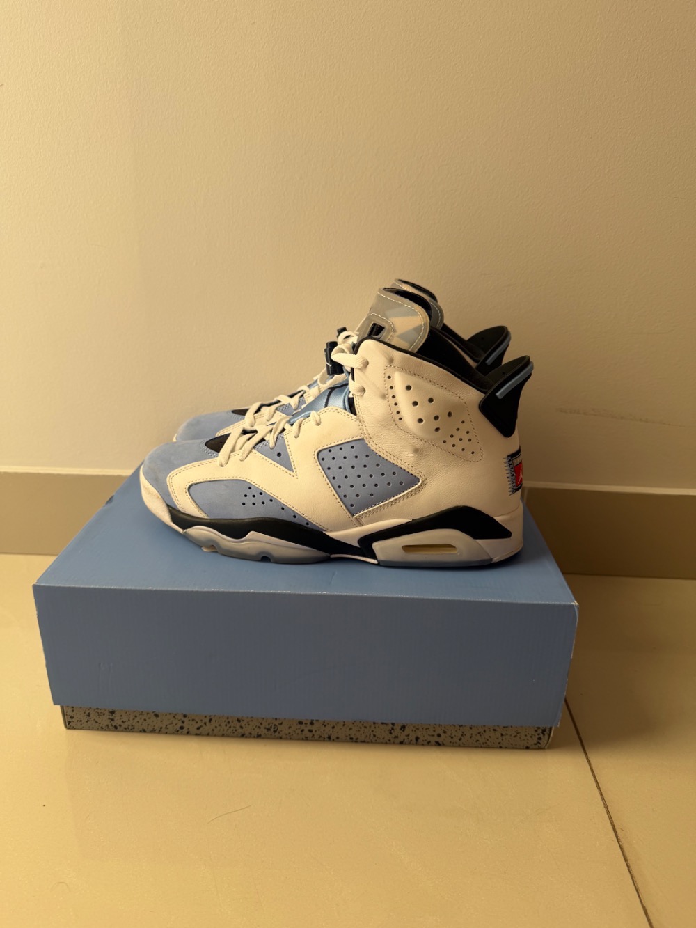 Air Jordan 6 University Blue