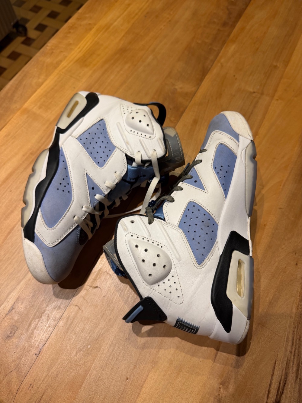 Air Jordan 6 University Blue