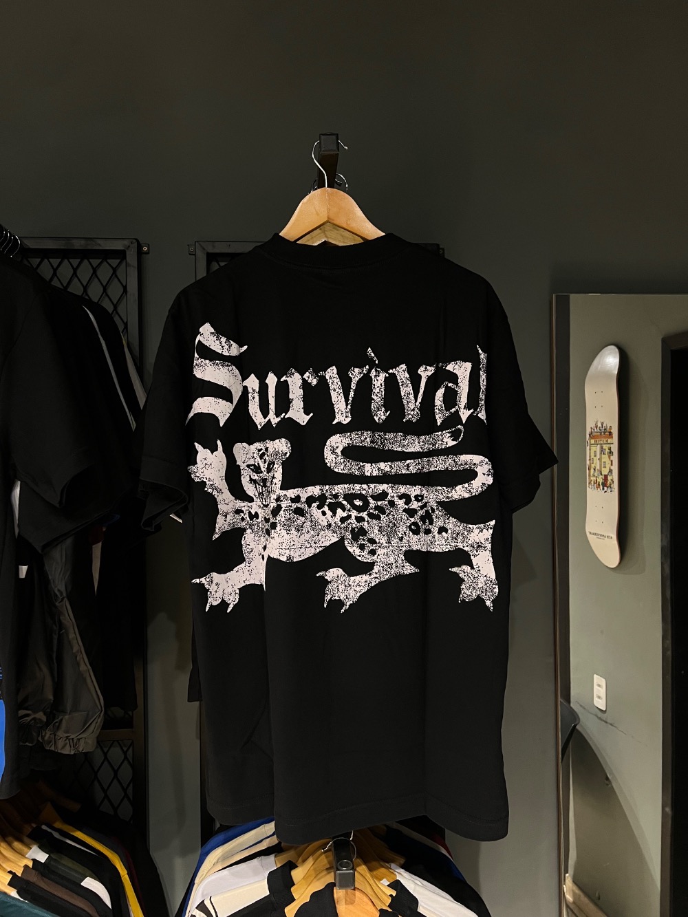 Camisa Survival logo black