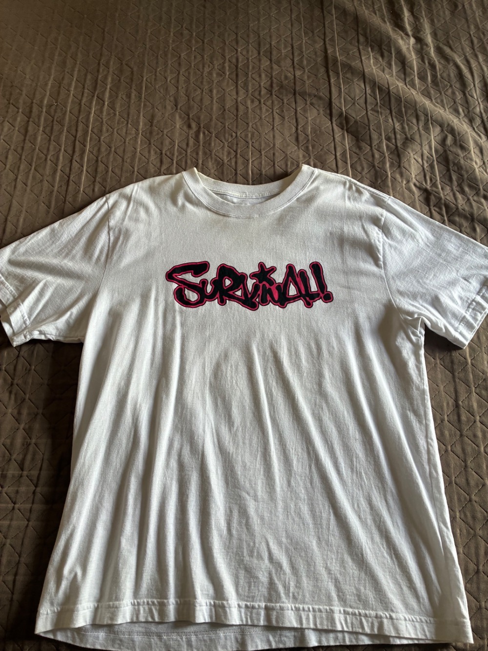 Camiseta Survival branca com detalhe vermelho