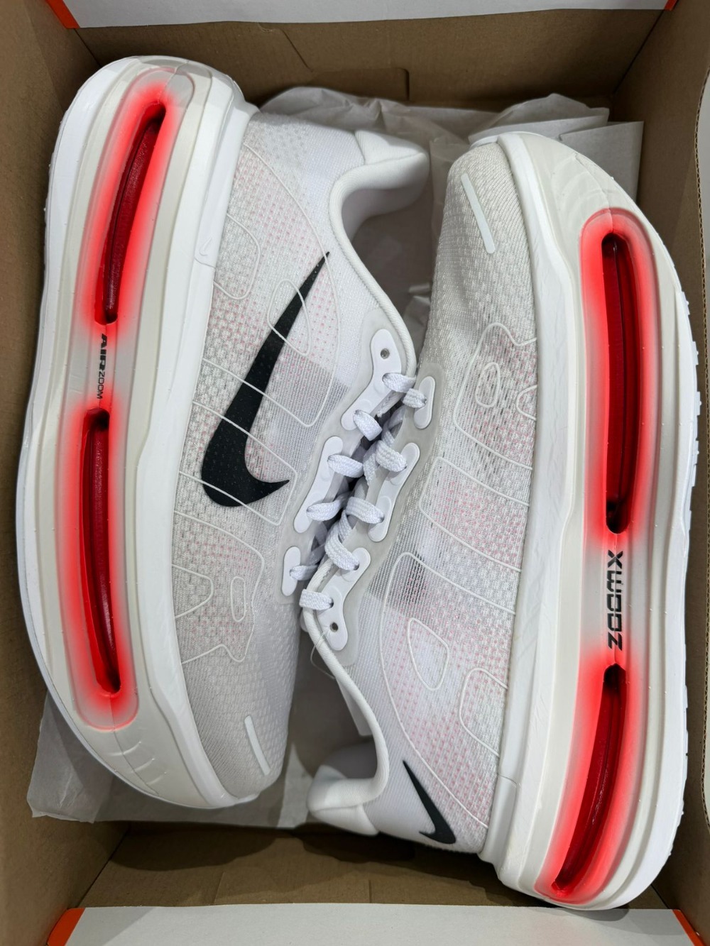 Nike Vomero Premium White Bright Crimson — 44, Novo