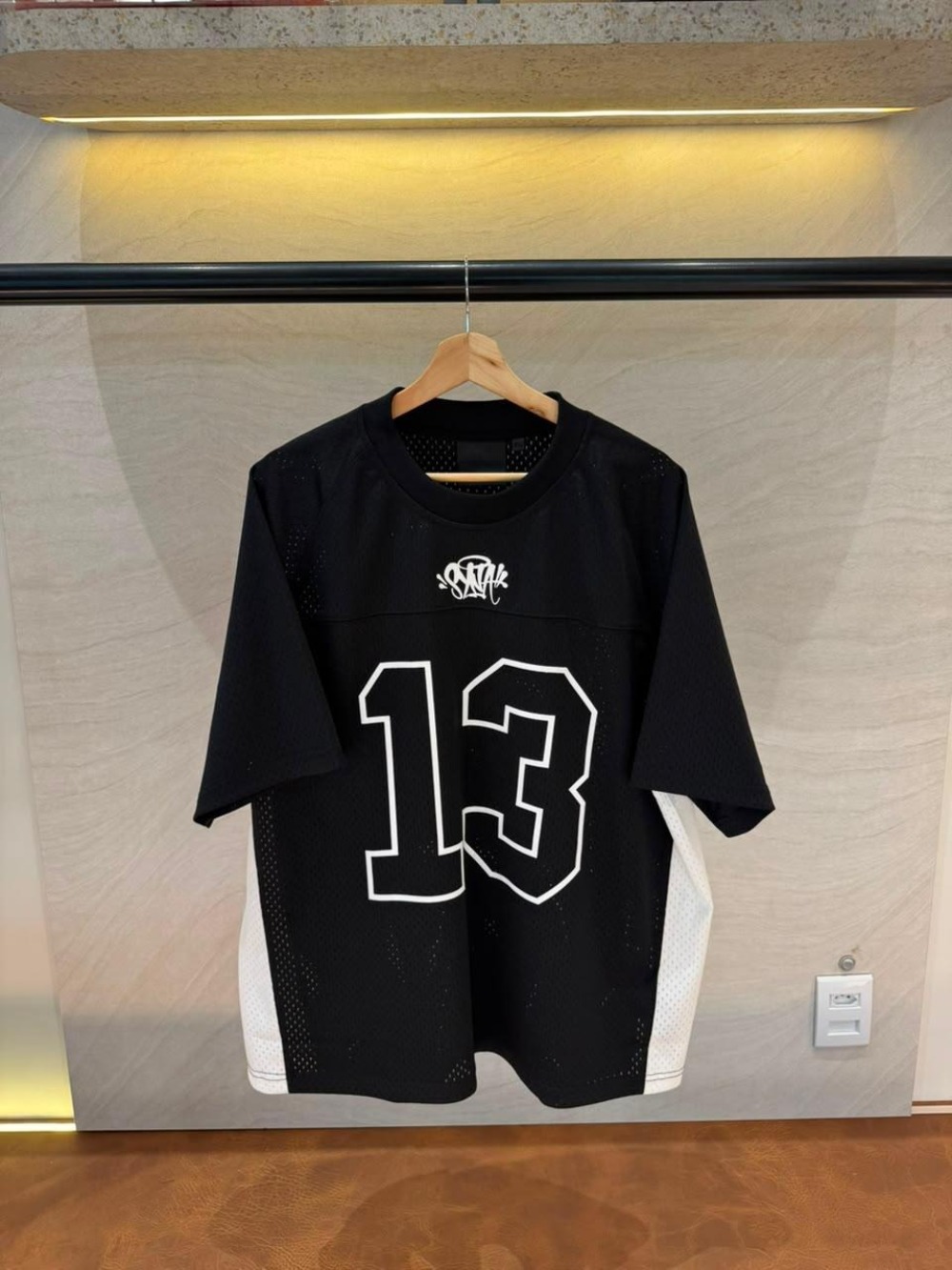 Camiseta Syna World 13 College Jersey Black White