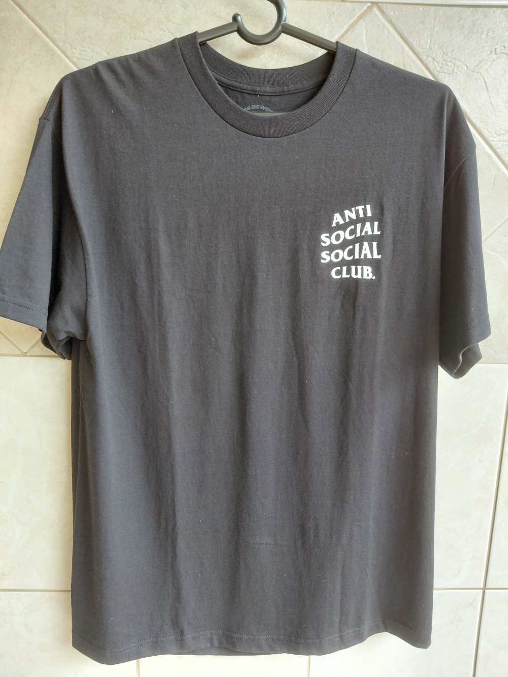 Camiseta Anti Social Social Club  estampa flores rosa nas costas