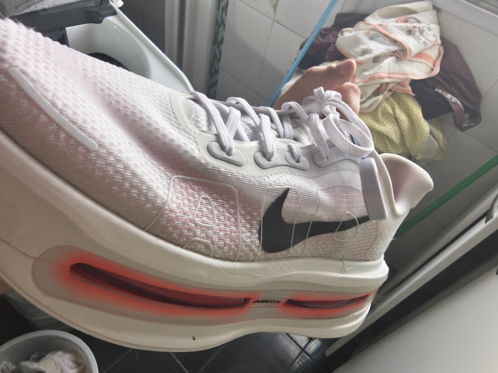 Nike Vomero Premium White Bright Crimson — 44, Usado