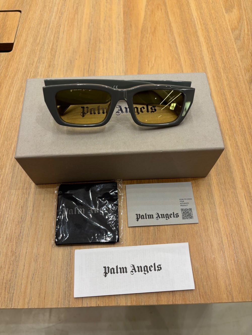 Óculos Palm Angels