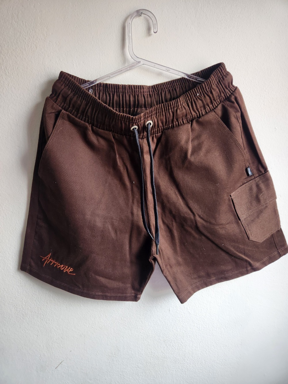 SHORTS CARGO APPROVE BEYOND LINES — MARROM