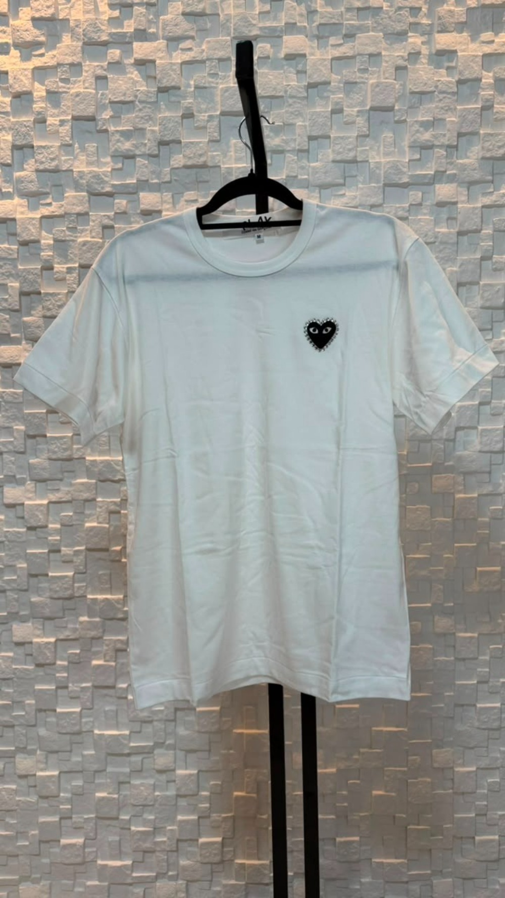Camiseta Comme Des Garcons Play Rhinestone Emblem Black Heart White