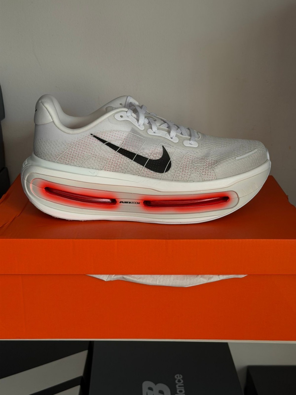 Nike Vomero Premium White Bright Crimson — 42, Novo