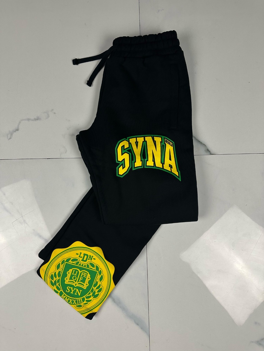 Calça Syna World College Black Yellow