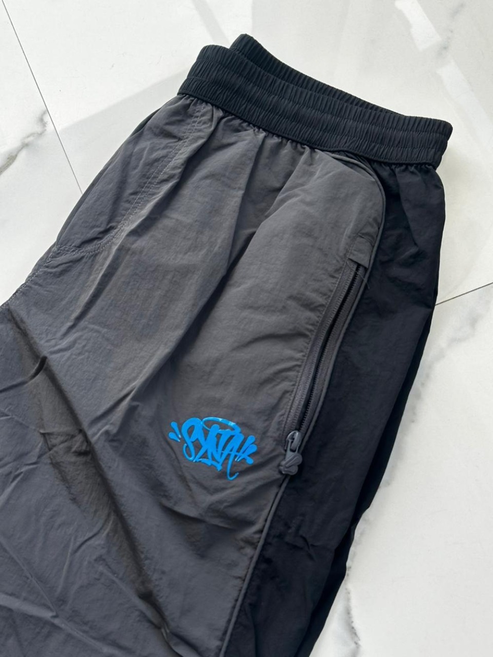 Calça Syna World Pipe Track Grey Black Blue