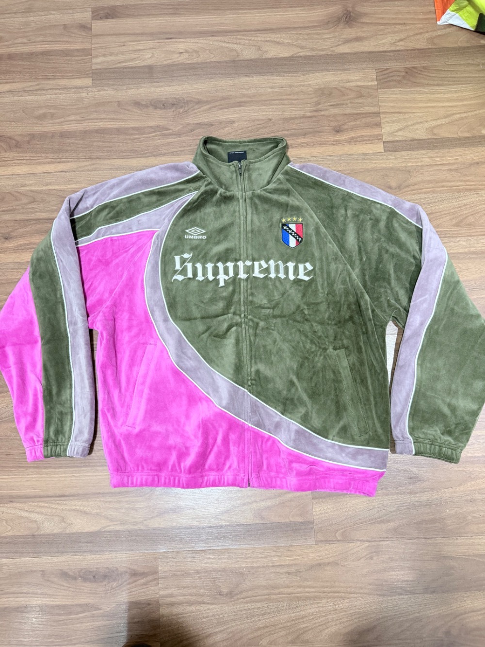 Umbro x Supreme Jaqueta Velour Track Olive FW26-W4