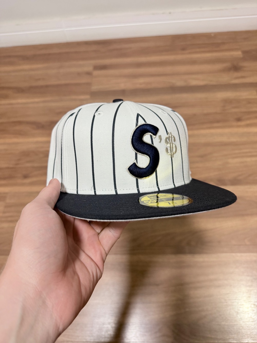 New Era x Supreme Boné Money S Logo Stripe FW26-W4