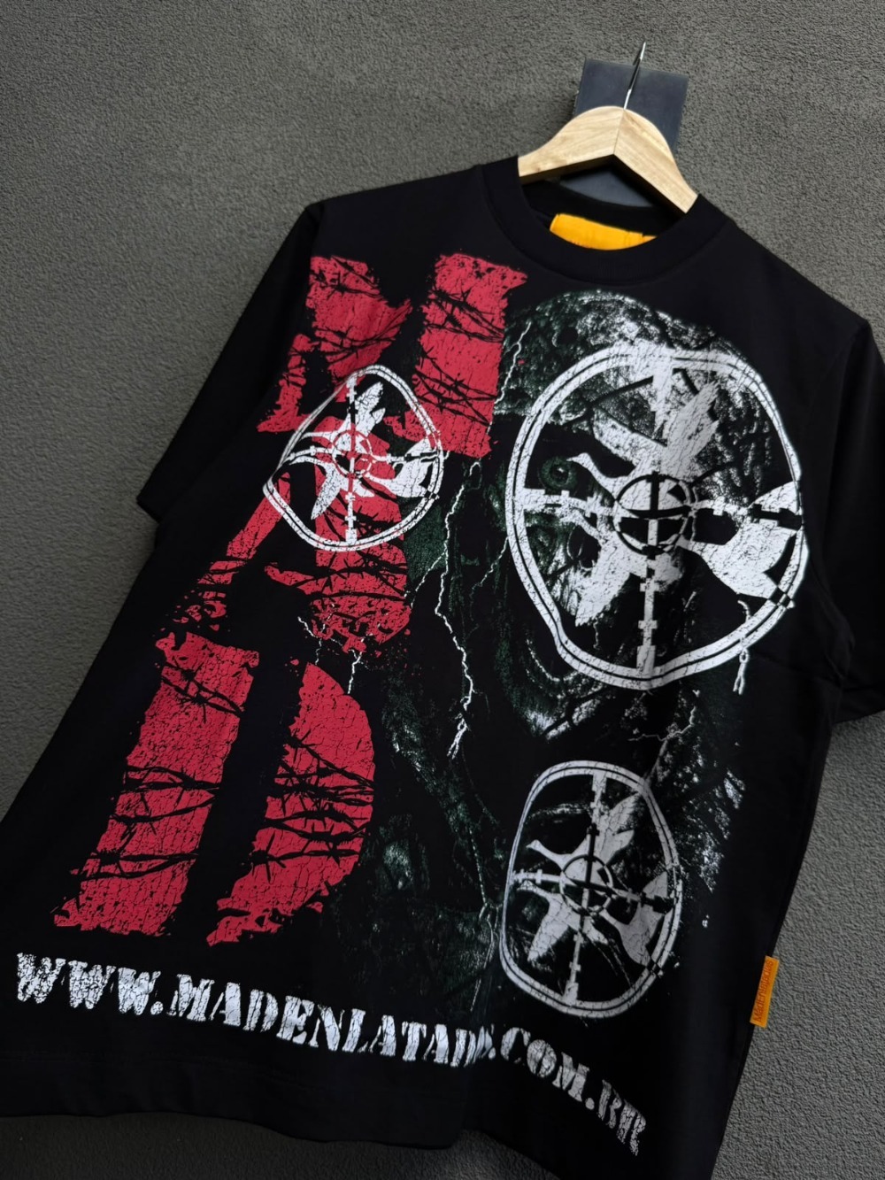 Camiseta Mad Enlatados Caverão Preto