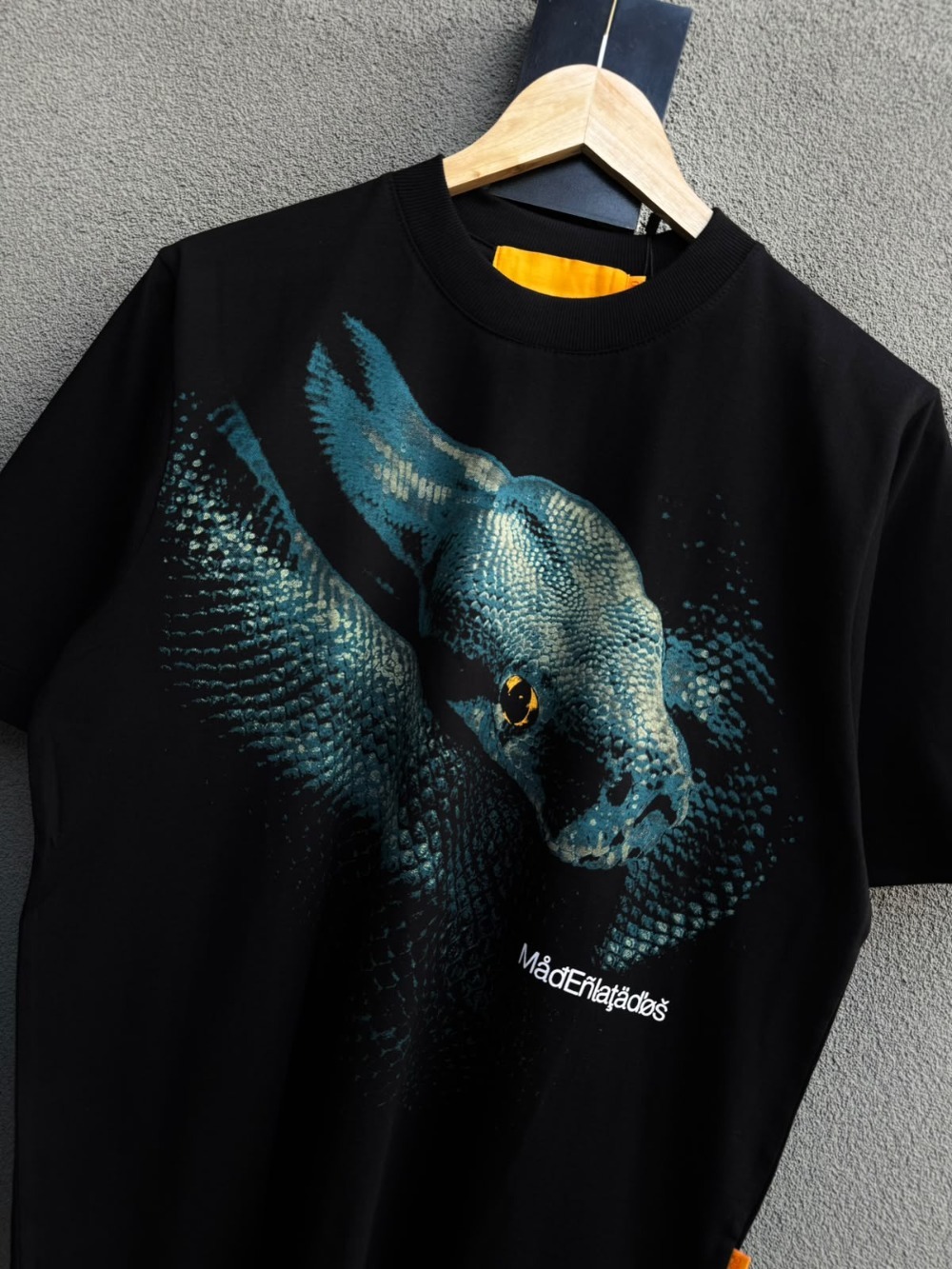Camiseta Mad Enlatados Reptiliano Preto