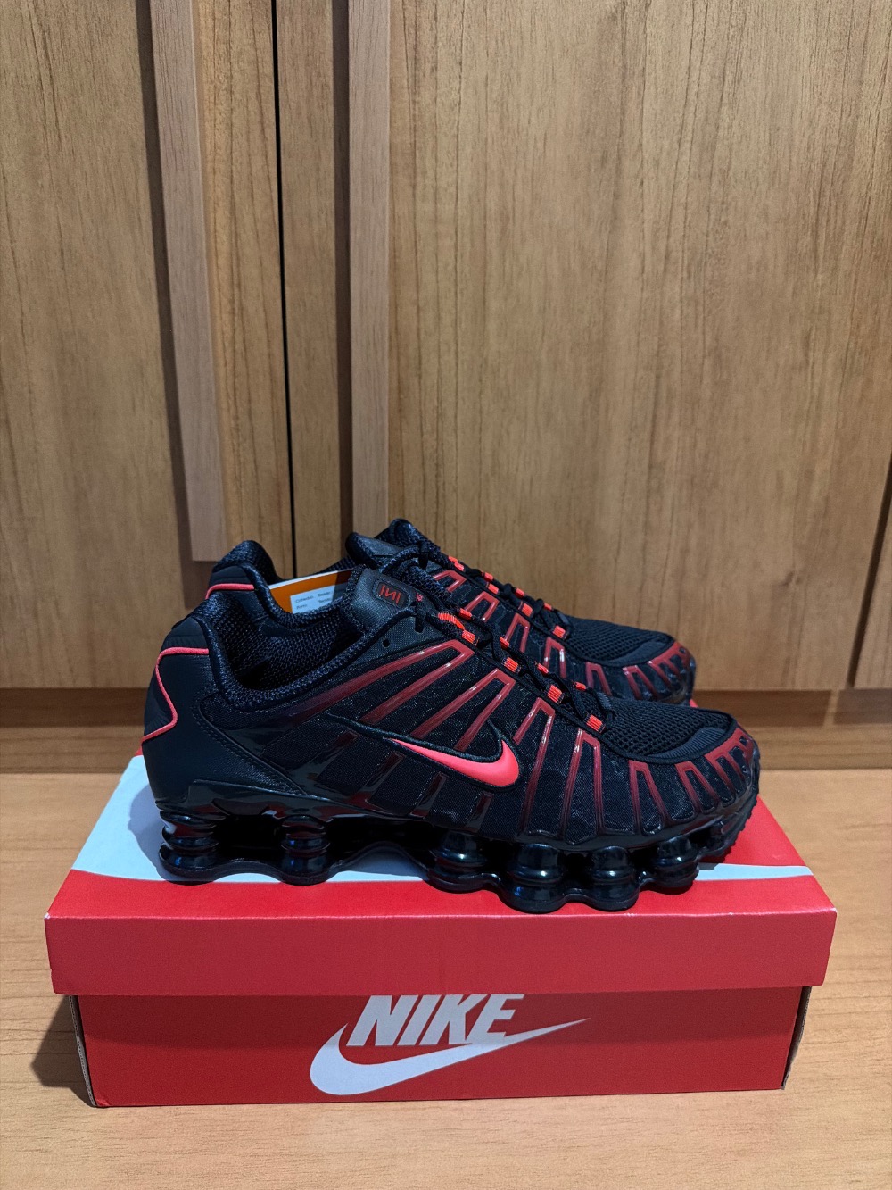 Nike Shox TL Black Light Crimson — 43, Novo