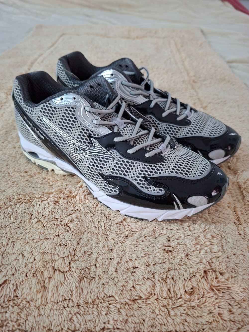mizuno wave rider 10 x one block down