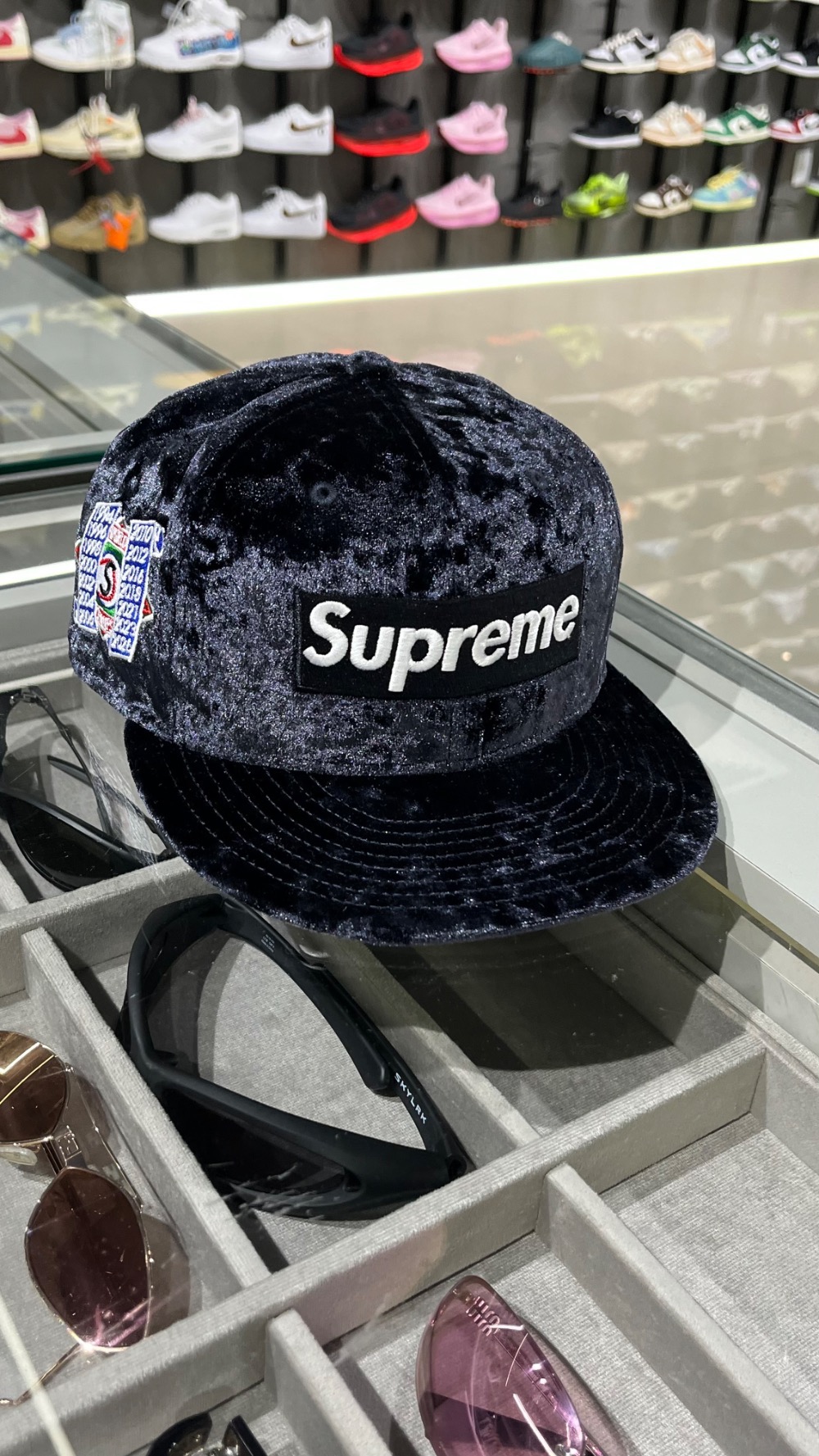 New Era x Supreme Boné Crushed Velvet Box Logo Black FW26-W5