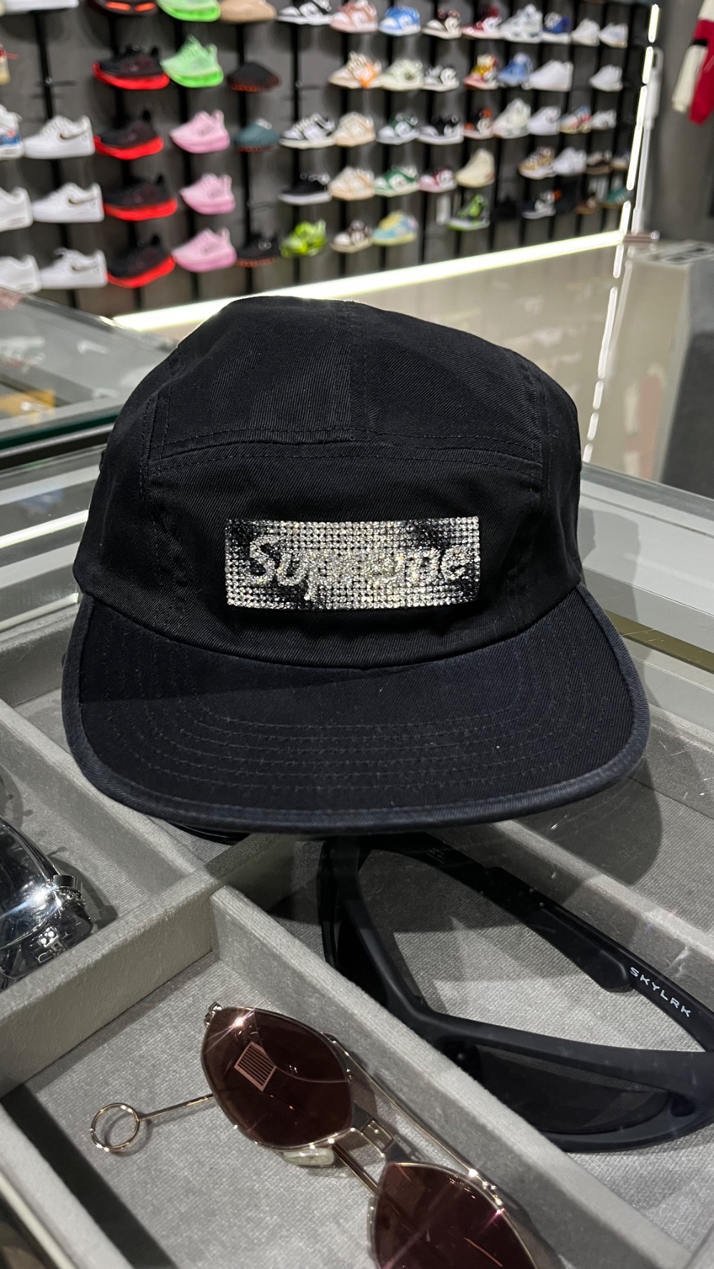 Boné Supreme Rhinestone Label Camp Black FW26-W5