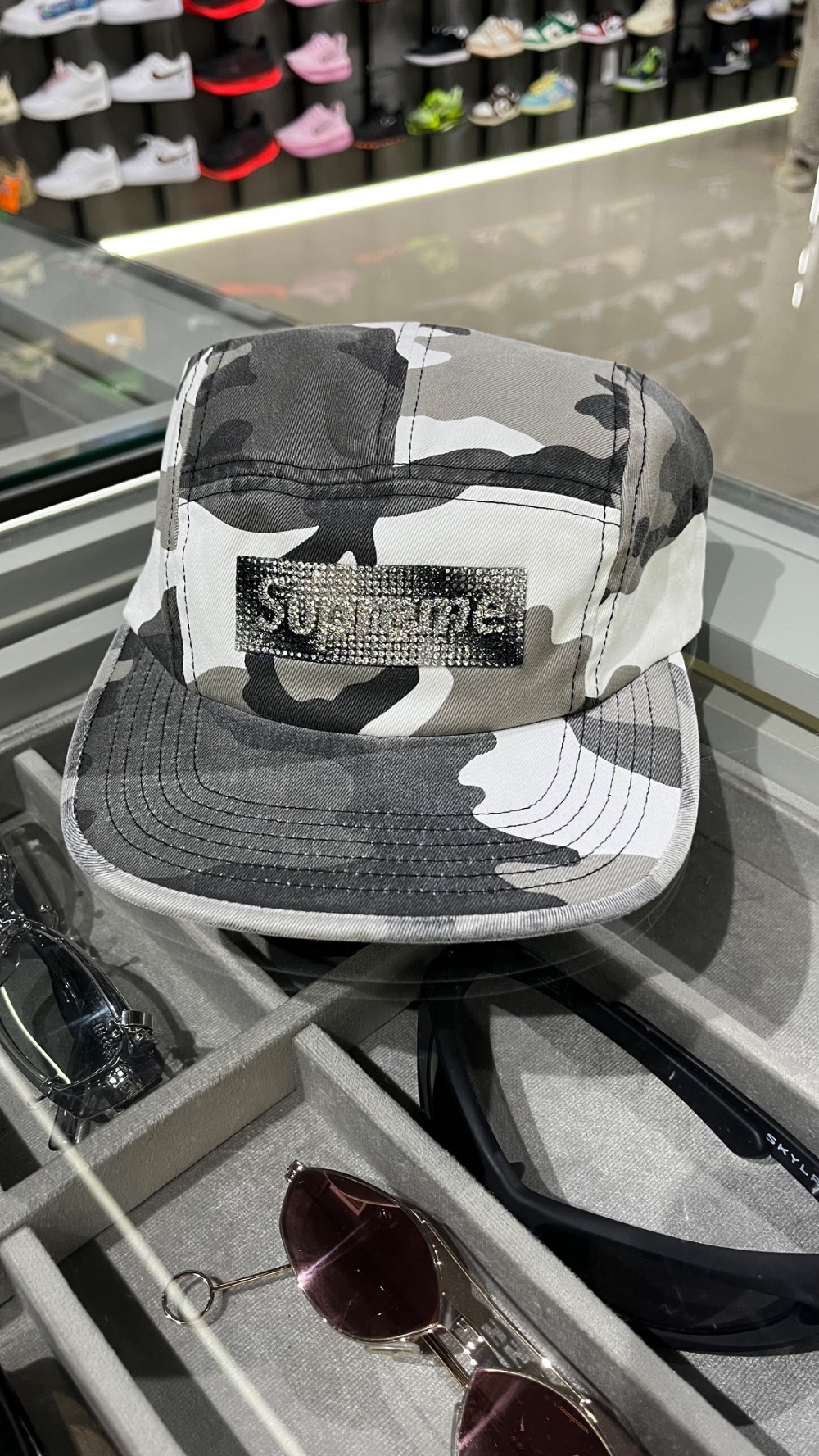 Boné Supreme Rhinestone Label Camp Snow Camo FW26-W5