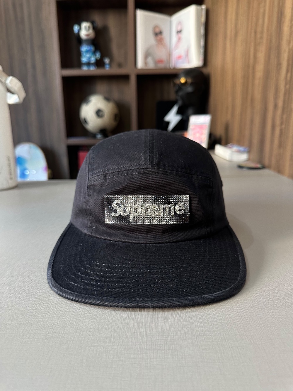 Boné Supreme Rhinestone Label Camp Black FW26-W5