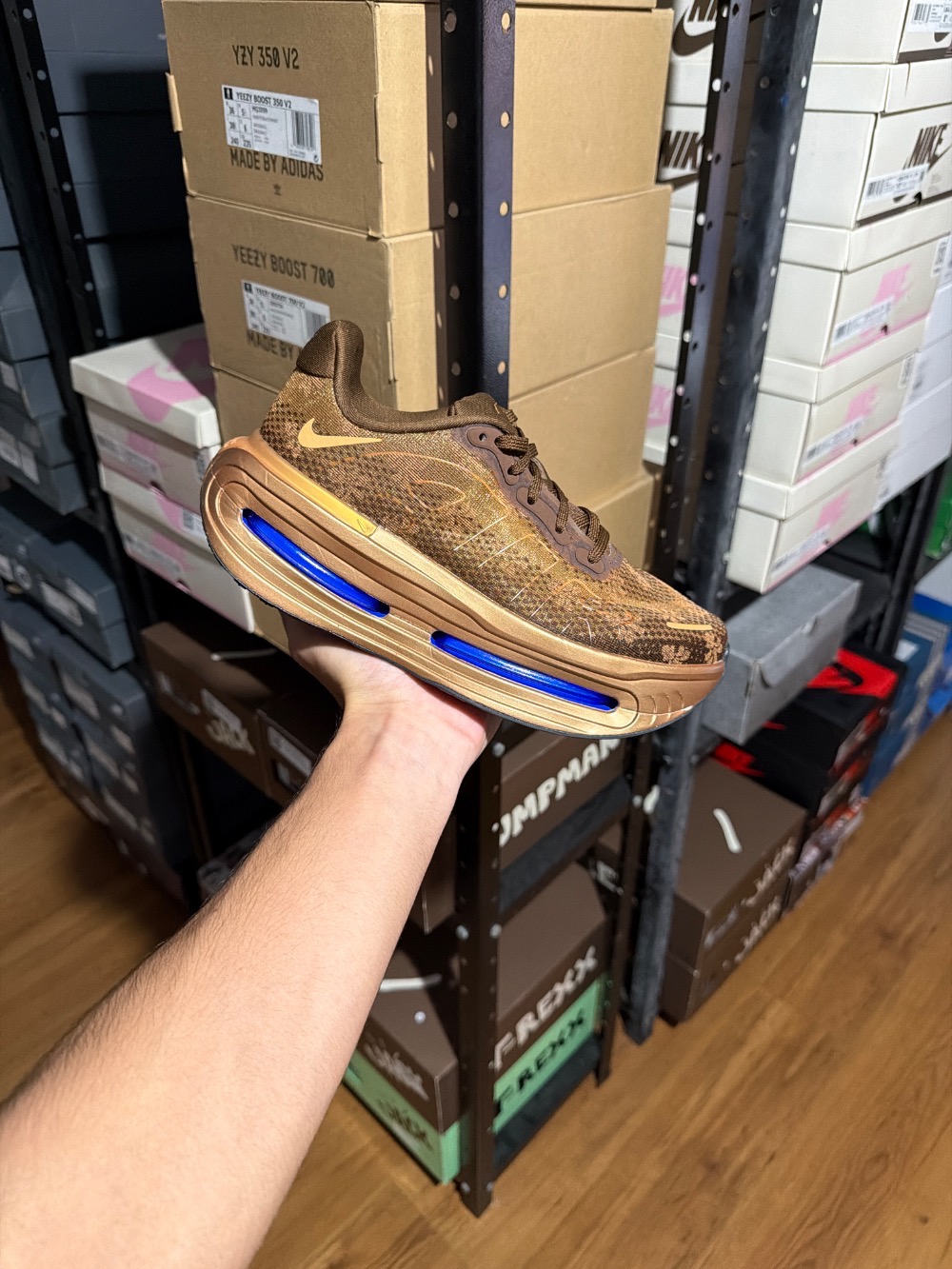 Nike Vomero Premium Flat Stout — 36, Novo