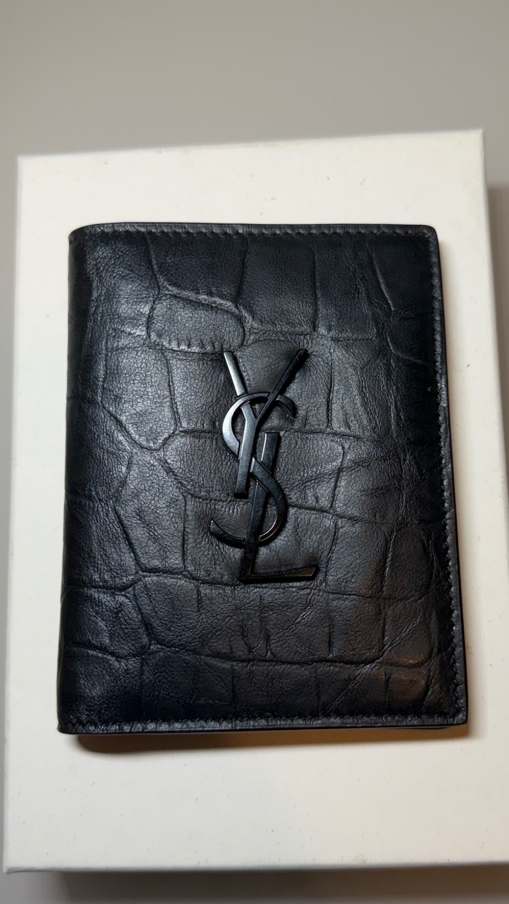Carteira Yves Saint Laurent masculina em couro com textura croco e monograma YSL