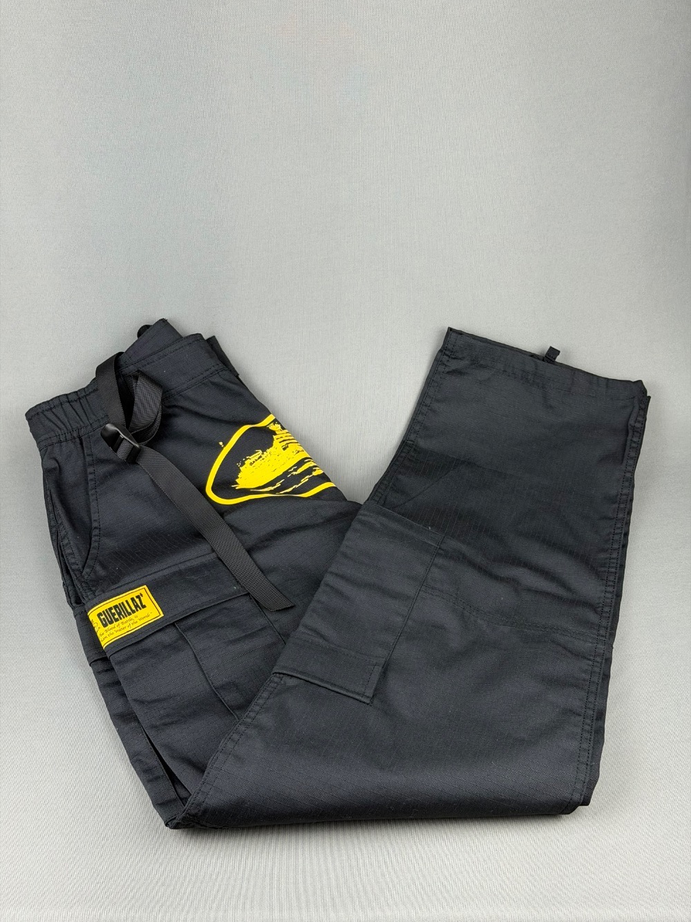 Calça Corteiz Yella Guerillaz Cargos Black Yellow