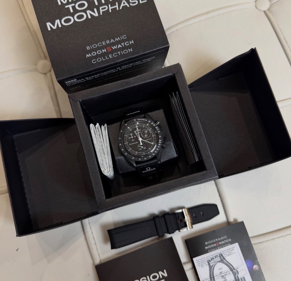 Swatch x Omega Relógio Bioceramic Moonswatch Mission Moonphase Snoopy Black