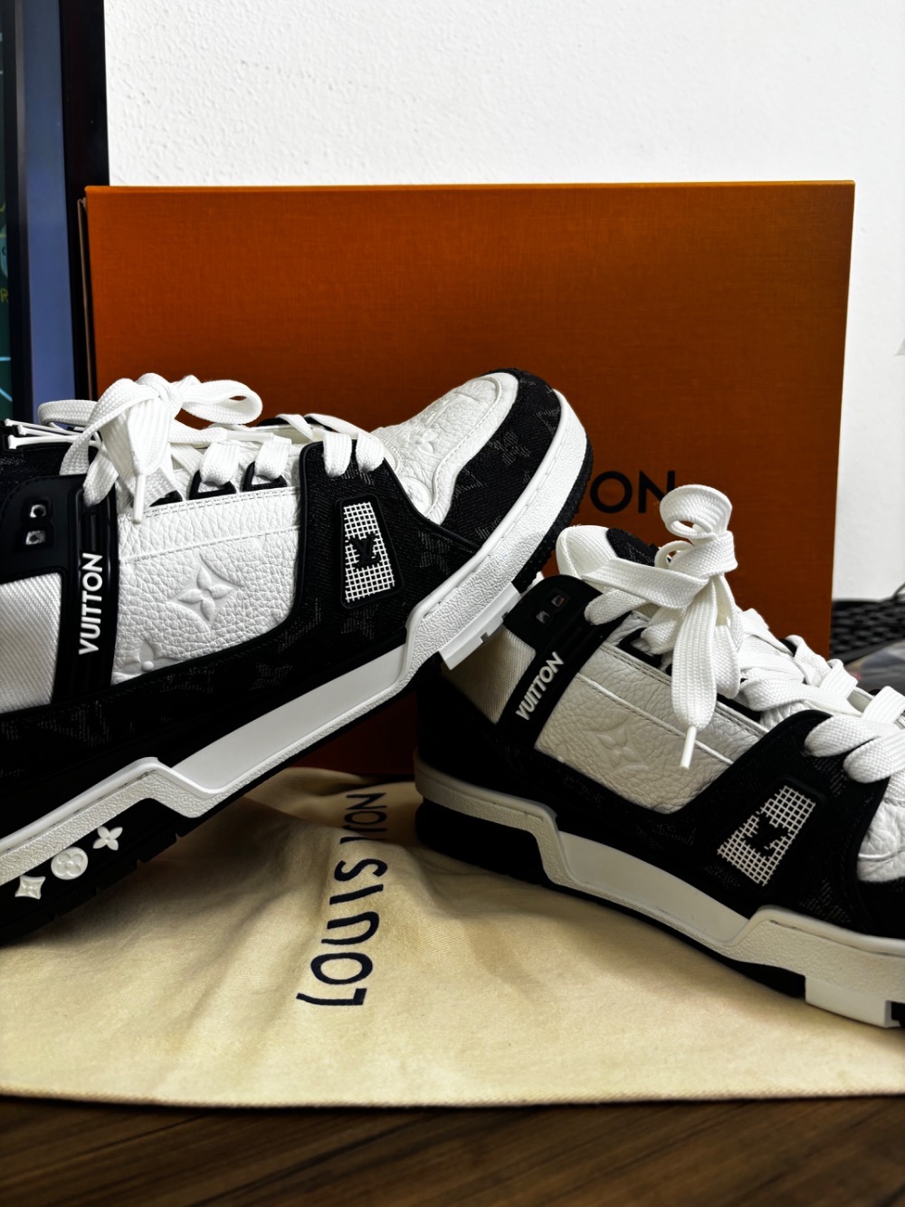 Tênis Louis Vuitton lv Trainer preto branco