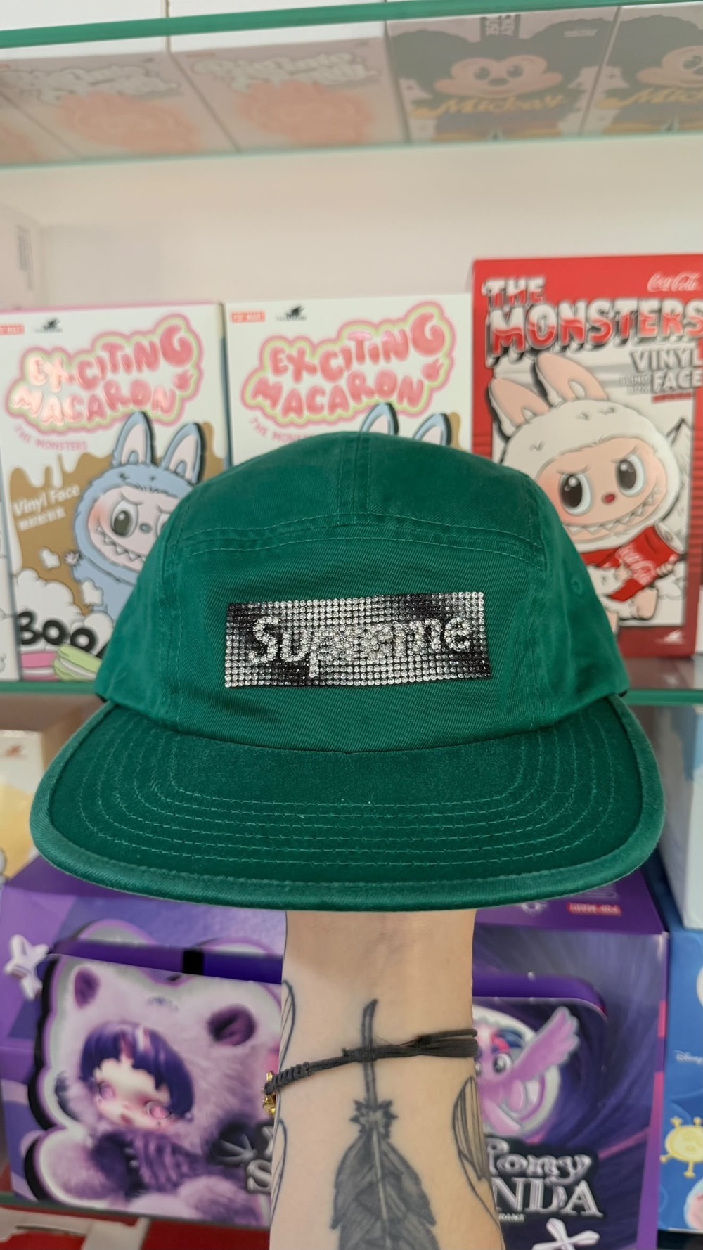 Boné Supreme Rhinestone Label Camp Cap Green FW26-W5