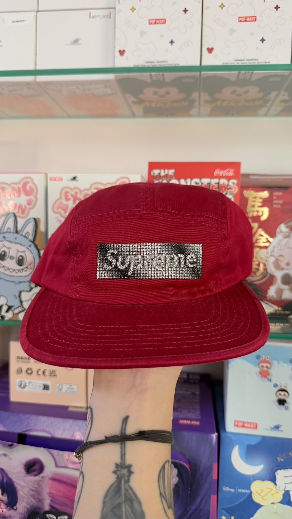 Boné Supreme Rhinestone Label Camp Red FW26-W5