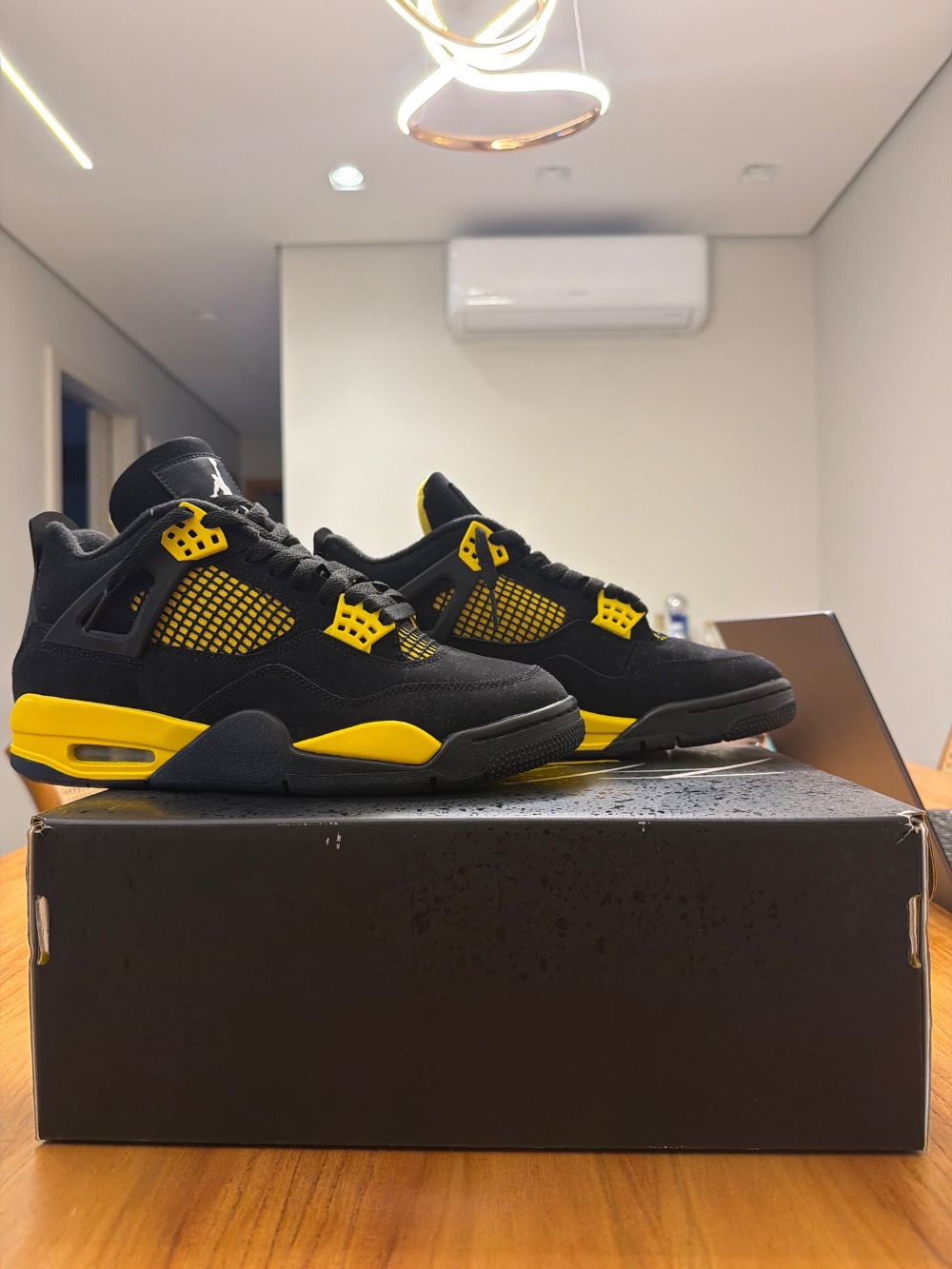 Air Jordan 4 Thunder