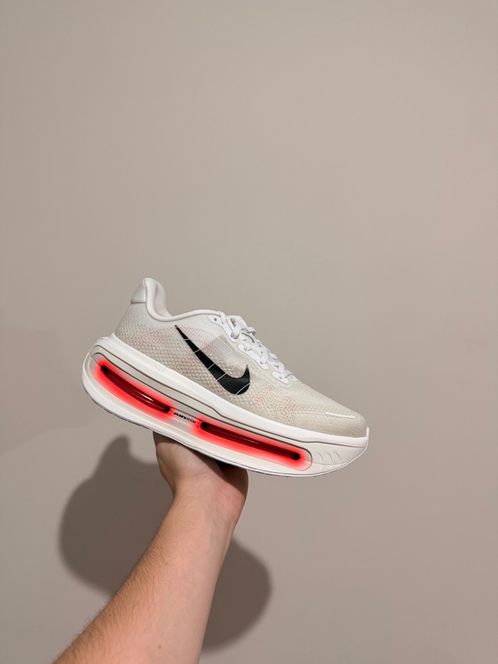 Nike Vomero Premium White Bright Crimson — 44, Novo