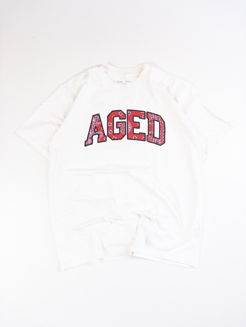 Camiseta Aged Archive Logo Bandana Vermelha Branca