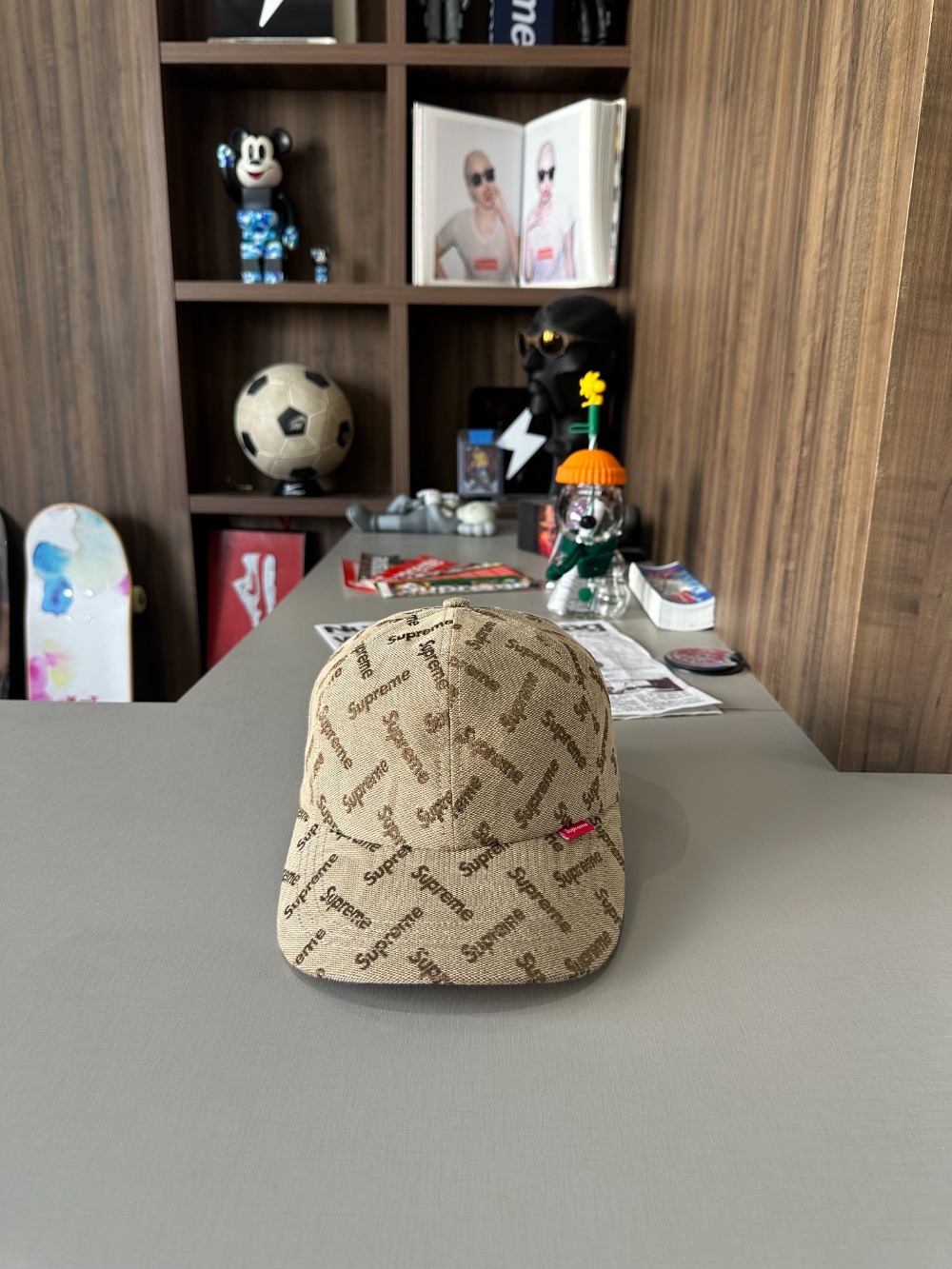 Boné Supreme Monogram Jacquard 6-Panel Tan FW26-W5