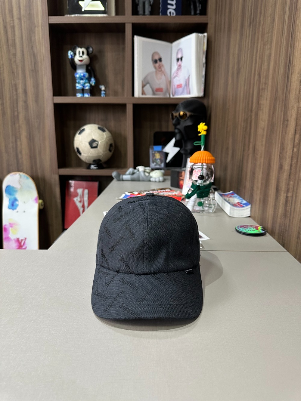 Boné Supreme Monogram Jacquard 6-Panel Black FW26-W5