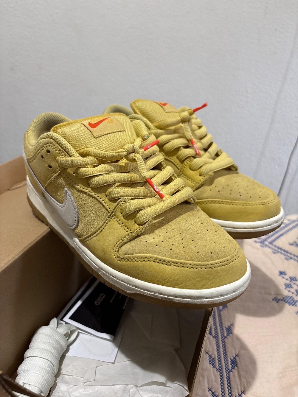 Nike SB Dunk Low Saturn Gold