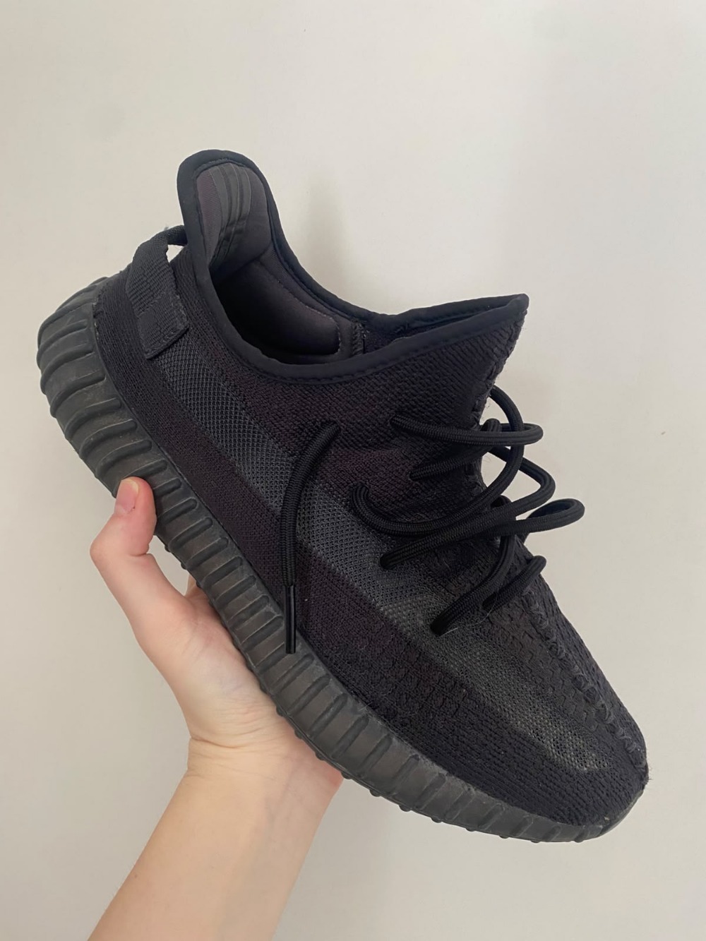 Yeezy 350 V2 Onyx (2023) — 43, Usado