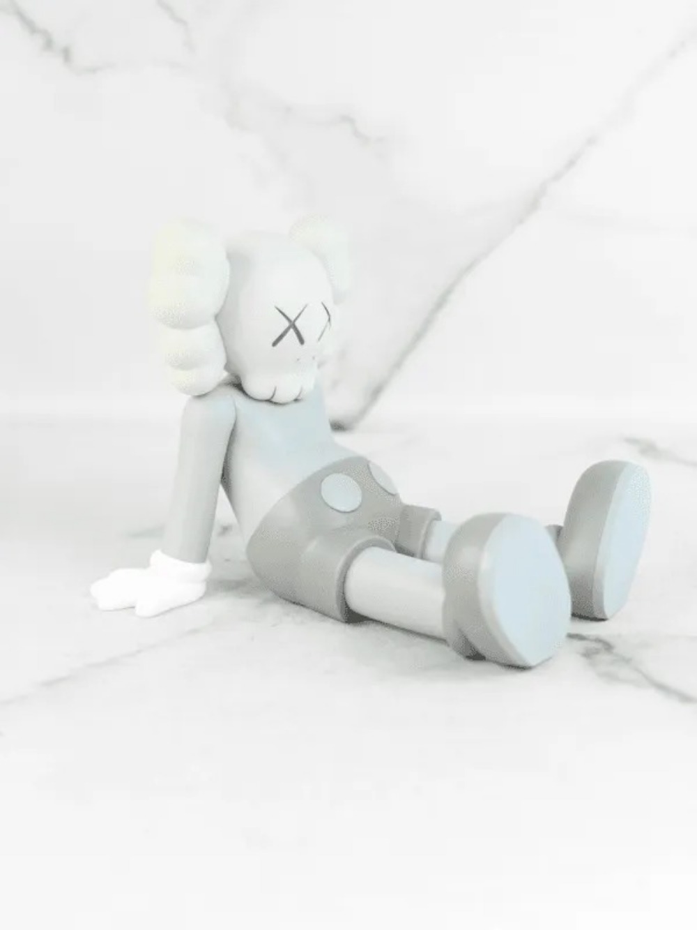 Boneco Kaws Holiday Taipei Vinyl Cinza