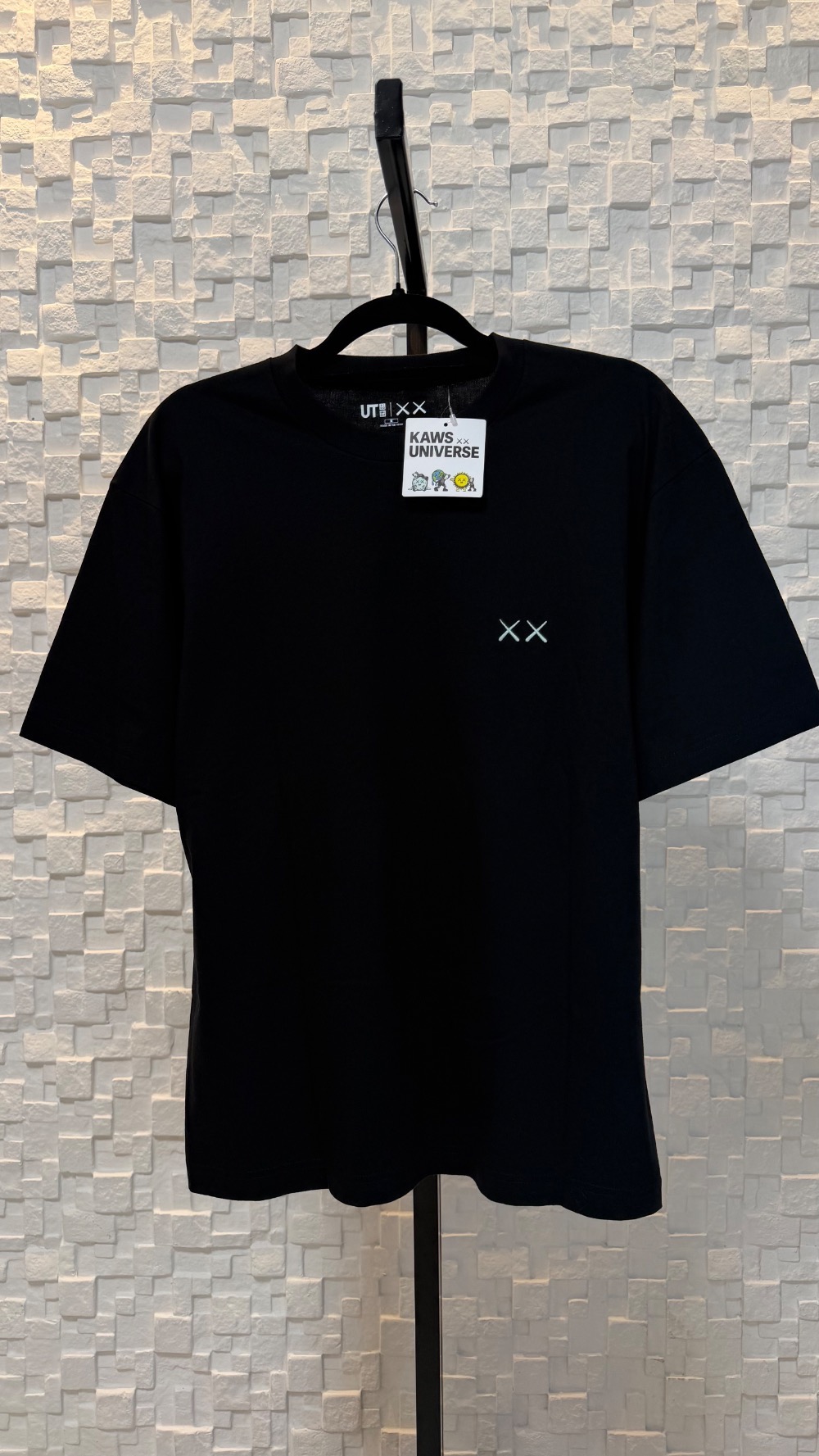KAWS x Uniqlo Camiseta Universe UT Moon Black
