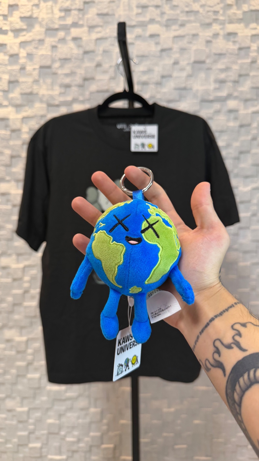 KAWS x Uniqlo Chaveiro Universe Charm Earth Blue