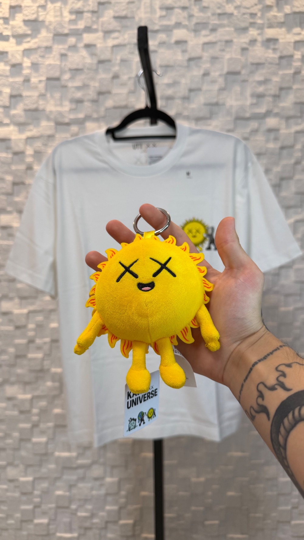 KAWS x Uniqlo Chaveiro Universe Charm Sun Yellow