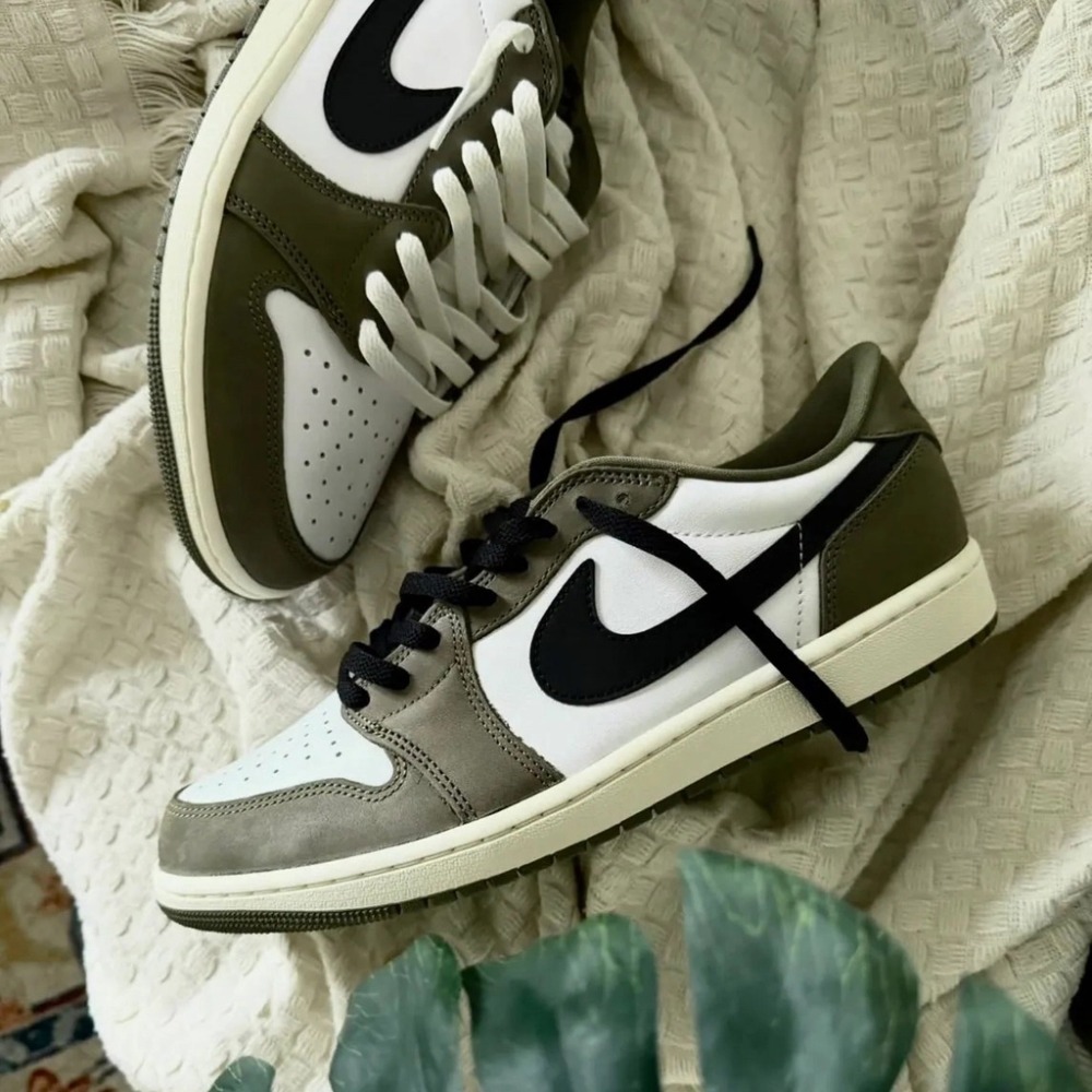 Air Jordan 1 Low OG Medium Olive — 41, Novo