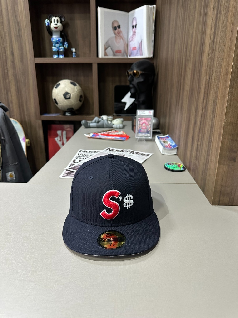 New Era x Supreme Boné Money S Logo Navy FW26-W4