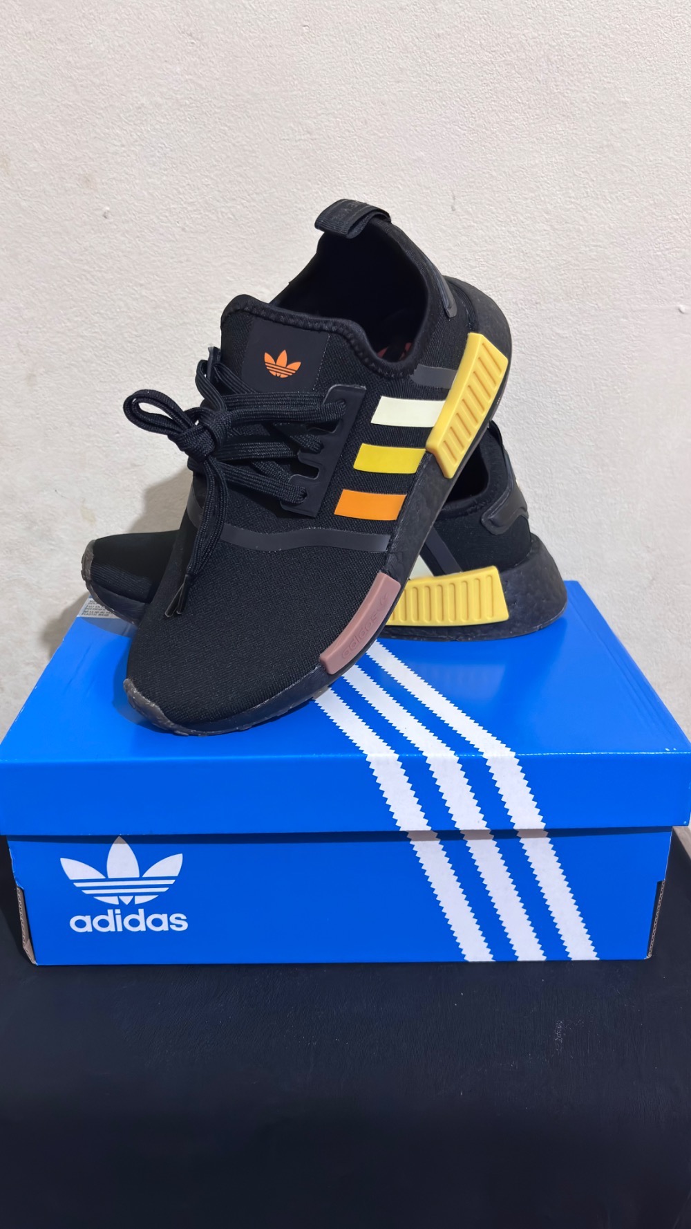 adidas NMD_R1 Shadow Red Beam Orange Core Black — 37, Novo