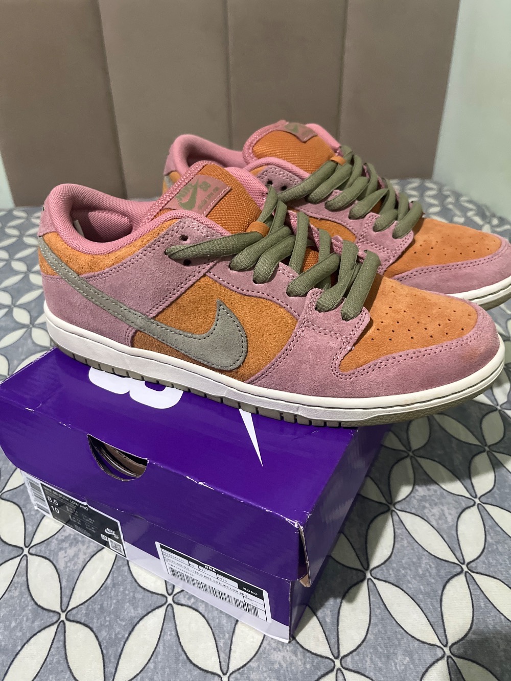 Nike SB Dunk Low Red Stardust