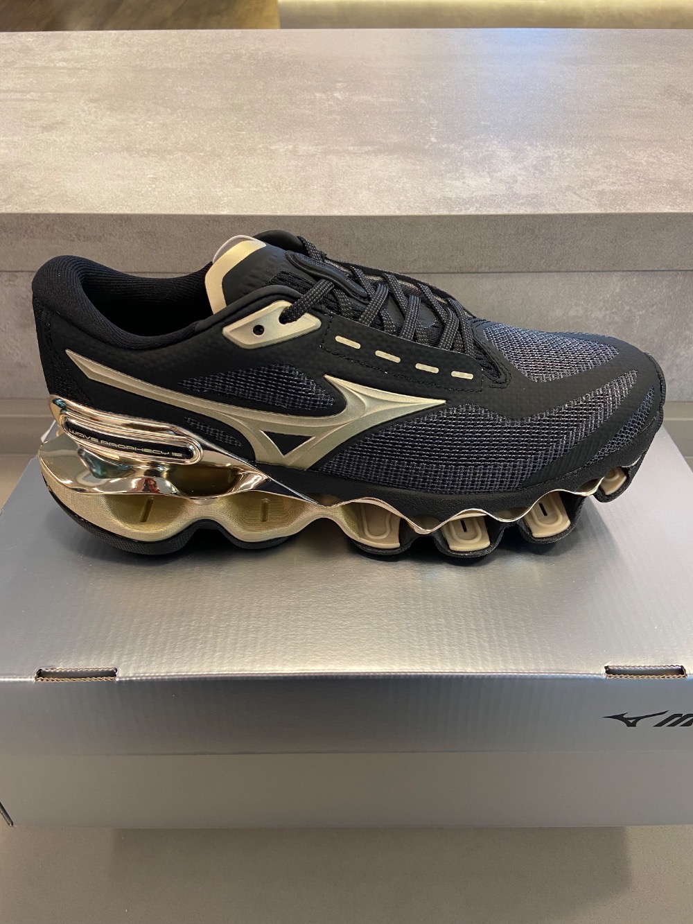 Mizuno Wave Prophecy 15 SE Preto Dourado